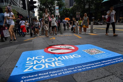 En Orchard Road, una de las calles más emblemáticas de Singapur, está prohibido fumar. Solamente puede hacerse en lugares específicos.