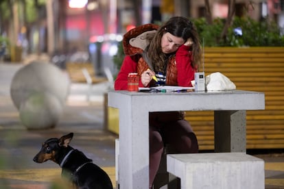 Una mujer estudia mientras escucha la radio, en Barcelona, el pasado 29 de abril.