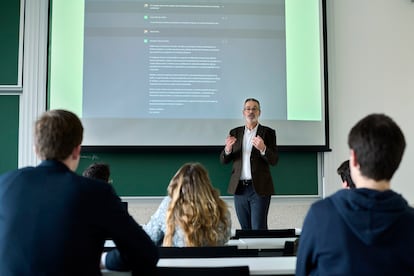 Francesc Pujol, profesor de la Universidad de Navarra, durante una de sus clases en las que utiliza el ChatGPT.