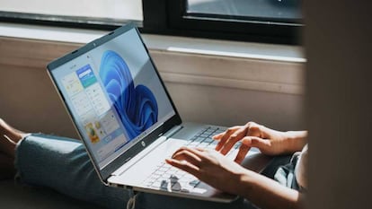 Uso de un portátil con Windows 11 de Microsoft.