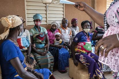 Desde 2002, Médicos del Mundo España trabaja en Burkina Faso para apoyar a las poblaciones vulnerables, como las mujeres y los niños menores de cinco años, reforzando más de 200 centros de salud y mejorando el acceso a la atención primaria. <p>Según el Índice de Desarrollo Humano del Programa de las Naciones Unidas para el Desarrollo, Burkina Faso, clasificado en 2019 como el octavo país más pobre del mundo, sigue enfrentando una alta tasa de mortalidad materna e infantil. </p>