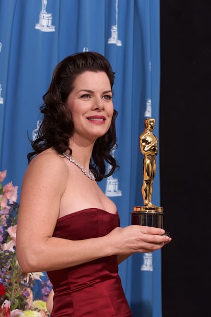 MARCIA GAY HARDEN – Known for her chameleon-like talent, Marcia Gay Harden embodies every role with uncanny authenticity, whether playing a gangster’s moll, a Southern housewife, or a Brooklyn artist. Her standout performance as Lee Krasner, the strong yet deeply complex wife of Jackson Pollock in 'Pollock' (2000), earned her widespread acclaim. Starring alongside and directed by Ed Harris, Harden’s portrayal garnered an Independent Spirit Award nomination, a New York Film Critics Circle Award, and the Academy Award for Best Supporting Actress in 2001. Reflecting on her surprise win over fellow nominees Judi Dench, Julie Walters, Frances McDormand, and Kate Hudson, Harden quipped, “Vegas had me at 12-to-1 odds. I sure do wish I had bet on myself and made a little money.”
What happened after the Oscar? Harden candidly admitted that the win came with unexpected challenges. In an interview with 'Premiere' magazine, she said the award was the worst thing to happen to her career. “The Oscar is disastrous on a professional level,” she revealed. “Suddenly, the parts you're offered become smaller, and the money less. There’s no logic to it.”
Despite this, Harden continued to deliver strong performances. She had a notable, if understated, role in 'Mona Lisa Smile' (2003) and earned another Academy Award nomination for her role in 'Mystic River' (2003).