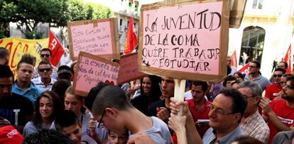 Varios asistentes a la manifestación de esta mañana en Valencia contra el cierre de un centro en La Coma.