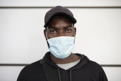 Al grito de "¡Regularización ya!" y "¡Nadie es ilegal!" transcurrieron las manifestaciones convocadas el domingo 21 de junio en diferentes ciudades españolas para demandar la regularización urgente, permanente y sin condiciones de todas las personas migrantes y refugiadas ante la nueva crisis social que ha provocado la pandemia de la covid-19 en España. En la imagen, Sissoko Adama, de 43 años y procedente de Kayes, Mali. Lleva más de dos años en España y aún no ha conseguido los papeles para regularizar su situación.