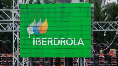 Una señal con el logotipo de la empresa española Iberdrola junto a una subestación eléctrica en Durango, España.