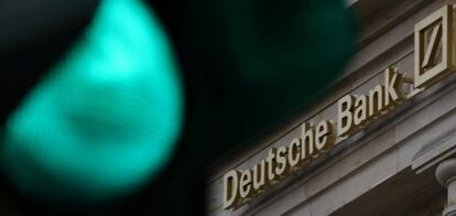 Semáforo en verde delante del logotipo de Deutsche Bank, en Fráncfort.