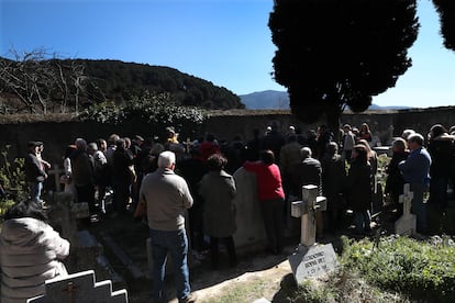Vecinos de Cuevas del Valle (Ávila) asisten al entierro digno de los tres fusilados en 1936 recuperados en dos fosas comunes en abril de 2022 por expertos de la sociedad de ciencias Aranzadi. 