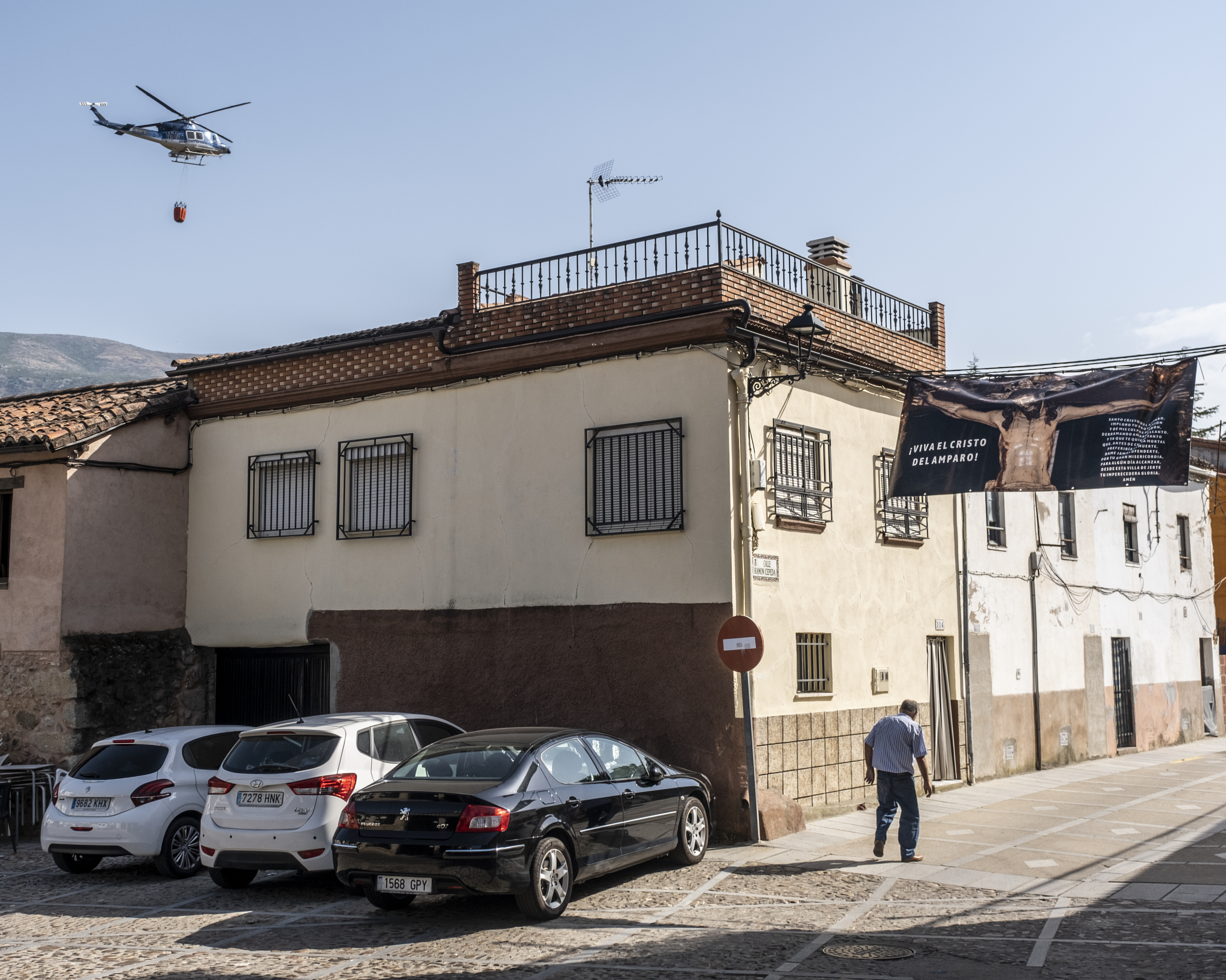 Un helicóptero sobrevuela el pueblo de Jerte.