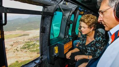 Dilma sobrevoa região atingida tragédia em Mariana.