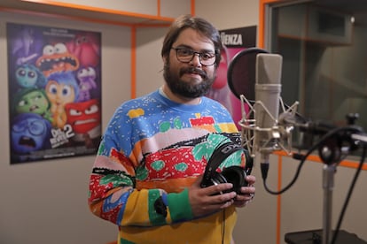 El actor Brays Efe doblando a Vergüenza el personaje de 'Del Revés 2' en una fotografía cedida por Disney.