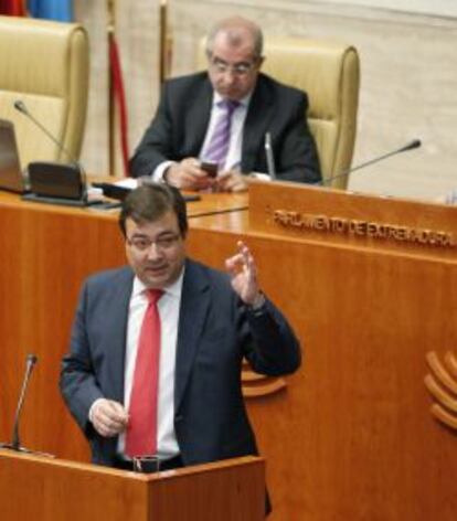 GRA006. MÉRIDA, 07/05/2014.- El secretario general del PSOE de Extremadura, Guillermo Fernández Vara, que ha anunciado hoy que presentará una moción de censura contra el Gobierno de José Antonio Monago al finalizar el debate del Estado de la Región, durante su intervención en el Parlamento regional. EFE/Jero Morales