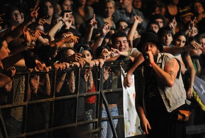 Kutxi Romero en el foso, al lado del público, en un concierto de Marea de 2008 en Montevideo (Uruguay).