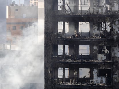 Viviendas calcinas en un edificio de Valencia, este viernes. 