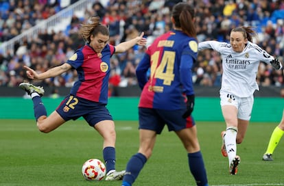 Patri Guijarro dispara a puerta en el cuarto gol del Barcelona ante el Madrid en la final de la Supercopa este domingo en Butarque (Leganés).