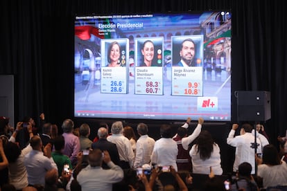 Partidarios de MORENA observan en la pantalla los números que hacen virtual ganadora a la candidata presidencial Claudia Sheinbaum.