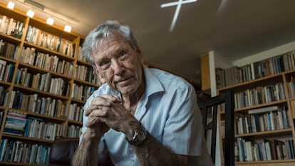 O escritor Amos Oz em sua casa em Arad (Israel).