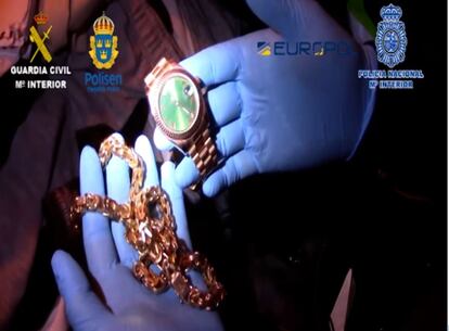 Algunos objetos incautados durante la detención de 71 miembros de una amplia red de narcotraficantes que operaba entre España y Suecia. 