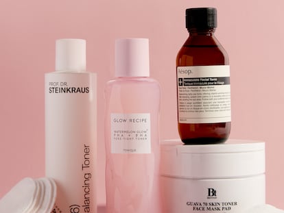 Desde la izquierda, tónico Balancing de PROF. DR. STEINKRAUS, Watermelon Glow Toner de GLOW RECIPE (en Sephora), Immaculate Facial Tonic de AESOP y discos Guava 70 Skin Toner de BENTON (en Miin Cosmetics).