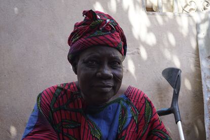 La mayoría de las personas desplazadas internas en Burkina Faso son acogidas por familiares o conocidos, normalmente de la misma etnia. Alimata Ouedraogo es de la mossi. Un grupo de personas de la misma comunidad la recogió por el camino cuando huía de su aldea, que había sido atacada por los yihadistas, y la ayudó a llegar hasta Samagán, una barriada de Bobo-Dioulasso, capital económica al oeste del país.