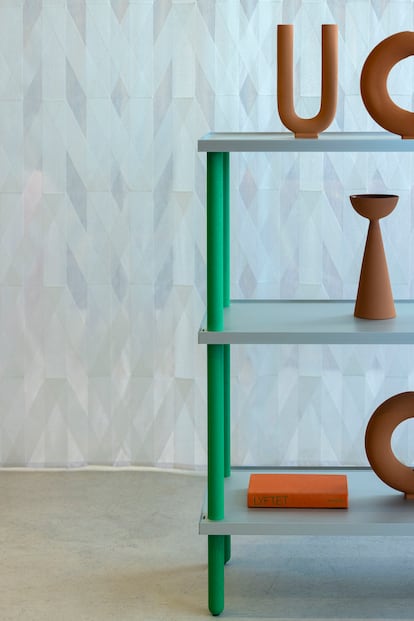 Una estantería Estante, diseño de 2019 de Juan Ibáñez; las piezas de terracota son de Valeria Vasi.