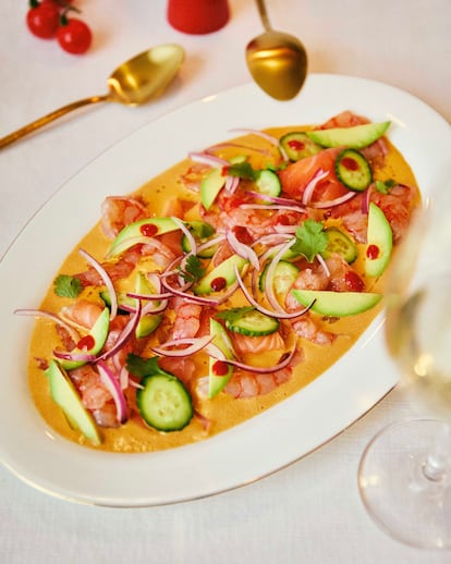 Tiradito de gamba roja y salmón ahumado al ají amarillo.