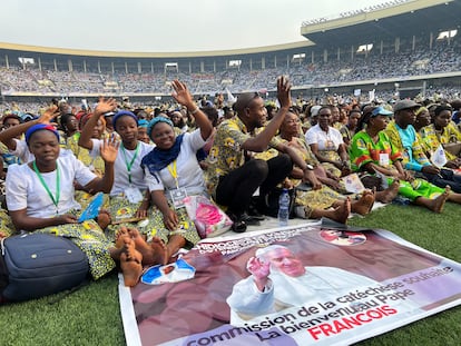 Varios creyentes esperan al Papa en el Estadio de los Mártires en Kinshasa (República Democrática del Congo) en febrero de 2023.
