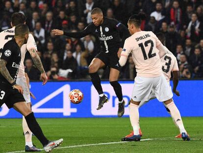 Kylian Mbappe controla un balón ante Chris Smalling durante la vuelta de octavos de Champions.