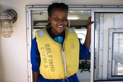 Elsica Agostinho Atabel, de 19 años, es de las pocas mujeres que estudia navegación y pesca. “Siempre veía barcos atracar en la playa y me acabé apasionando por los navíos”, rememora. Su plan es llegar a contramaestre. “No me asusta pasar varios meses en el mar. Ya me he preparado psicológicamente para ellos y los barcos ya están preparados para que haya mujeres”, afirma convencida.