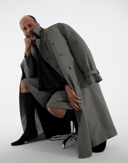 Luca Guadagnino lleva abrigo, bermudas, bufanda y calcetines de Fendi.