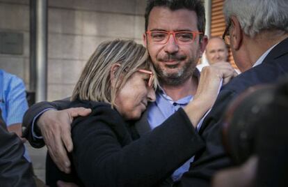 Teresa Gomis s'abraça amb Francesc Sánchez (CDC) a la sortida del jutjat de Reus.