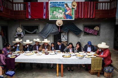 Pedro Castillo, durante su candidatura, en un desayuno abierto a la prensa con su familia, en junio de 2021. Tercera de derecha a izquierda, su cuñada, Yenifer Paredes.