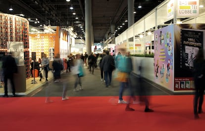 Strollers in the aisles between booths at the Frankfurt Book Fair.