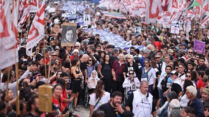 Miles de personas marchan hacia la Plaza de Mayo para conmemorar el 49° aniversario del Día Nacional de la Memoria por la Verdad y la Justicia.