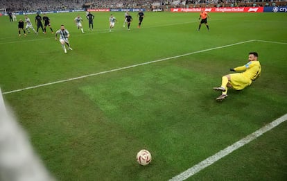 Messi marca el gol de penalti con el que se ha abierto el marcador de la final Argentina-Francia. 