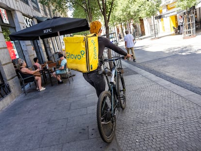 Un repartidor de Glovo, en Madrid en 2023.