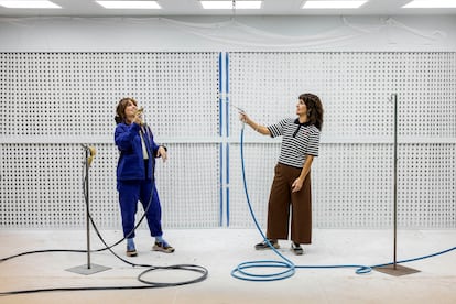 Las hermanas Elena y Esther Castaño-López, en la cabina de lacado de la fábrica de Sancal.