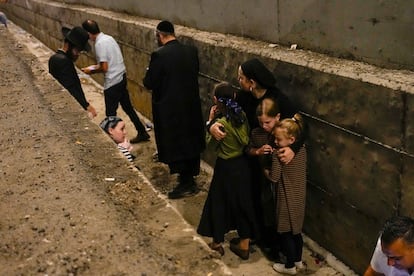 Varias personas se resguardan del bombardeo en Israel, este martes.