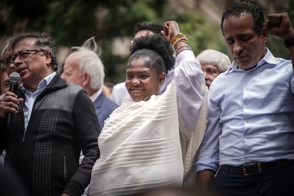La vicepresidenta Francia Márquez también ha dedicado palabras de agradecimiento a todos los que salieron a las calles para apoyar al Gobierno que encabeza Gustavo Petro: “Gracias, Colombia, por acompañar al Gobierno del Cambio, gracias por la firmeza, por la dedicación, por el compromiso. Aquí estamos con la dignidad que siempre nos ha caracterizado, defendiendo los derechos de nuestra gente, del país, de los más excluidos y marginados”. En la imagen, Francia Márquez durante la manifestación en Bogotá.