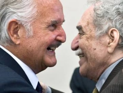 Gabriel García Márquez (derecha) felicita a Carlos Fuentes en su 80º cumpleaños en Ciudad de México (2008).