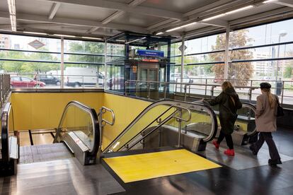 Dos personas en la estación de Metro de Valdecarros el 5 de junio.