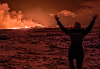 Un vecino de la zona observa la erupción, este martes.