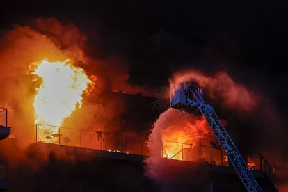 Bomberos trabajan en el incendio declarado en el barrio de Campanar.