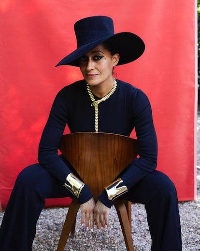 La actriz acompañó el look con un sombre y joyería dorada.