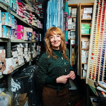 Carmen Alonso Berlinches, en la tienda que regenta en Arganzuela, la Mercería Berlinches.