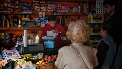 Una frutería despacha a sus clientes en Madrid en medio del apagón del 28 de abril.