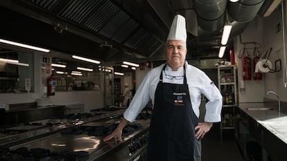 El profesor de cocina Ricardo Fernández en las cocinas del CIFP Carlos Oroza, de Pontevedra.