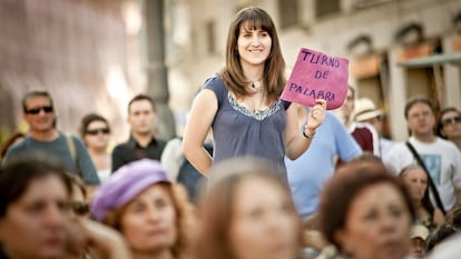Una joven pide turno de palabra durante el debate sobre el estado de la nación alternativo al del Congreso de los Diputados, convocado en el marco del movimiento 15-M, en la Puerta del Sol (Madrid), en junio de 2011.