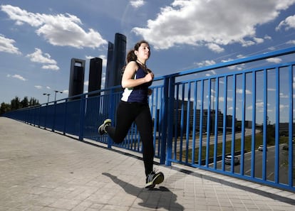 Uma mulher corre no bairro das Cuatro Torres, na zona norte de Madri.