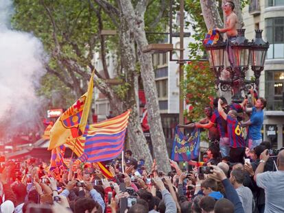 Centenares de seguidores celebran el título en Canaletes