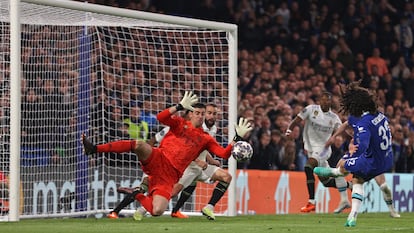 El portero del Real Madrid, Thibaut Courtois, para un disparo de jugador del Chelsea, Marc Cucurella.